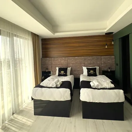 Crown Salamis Hotel *