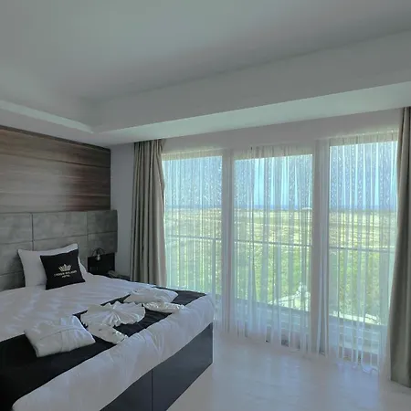 Crown Salamis Hotel *