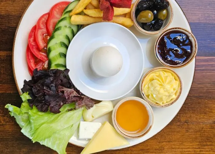 Crown Salamis ホテル *