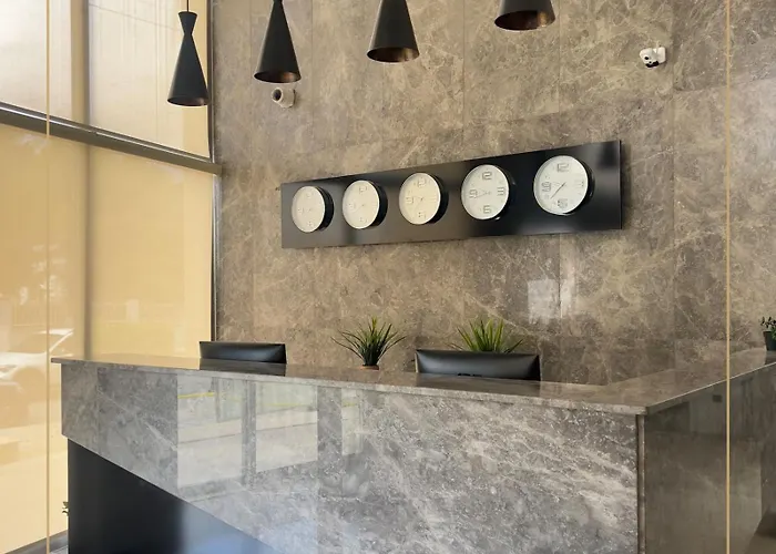 Crown Salamis ホテル *