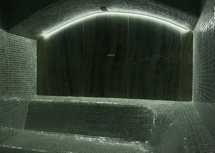 Crown Salamis ホテル