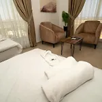Crown Salamis فندق