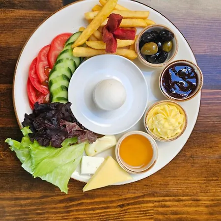 Crown Salamis Отель *