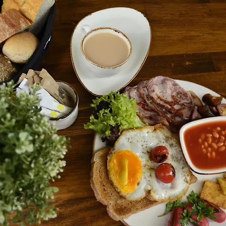 Отель Crown Salamis