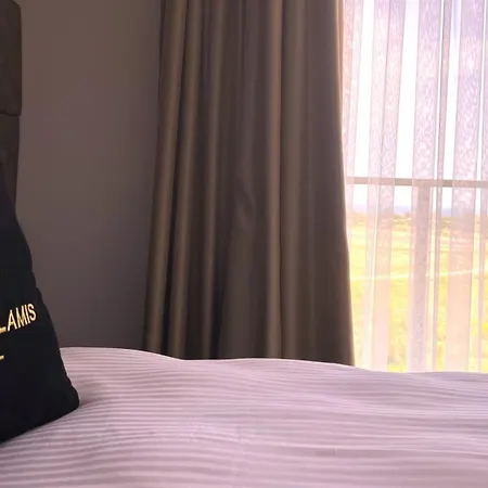 מלון Crown Salamis