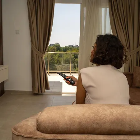 Crown Salamis 호텔 *