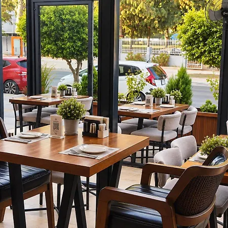 Crown Salamis Отель *