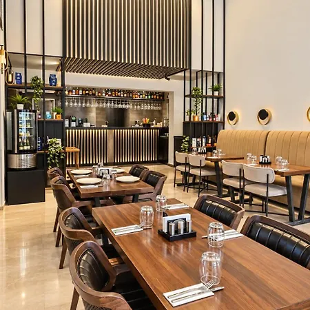 Crown Salamis Отель *