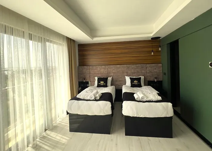 Crown Salamis Hotell *