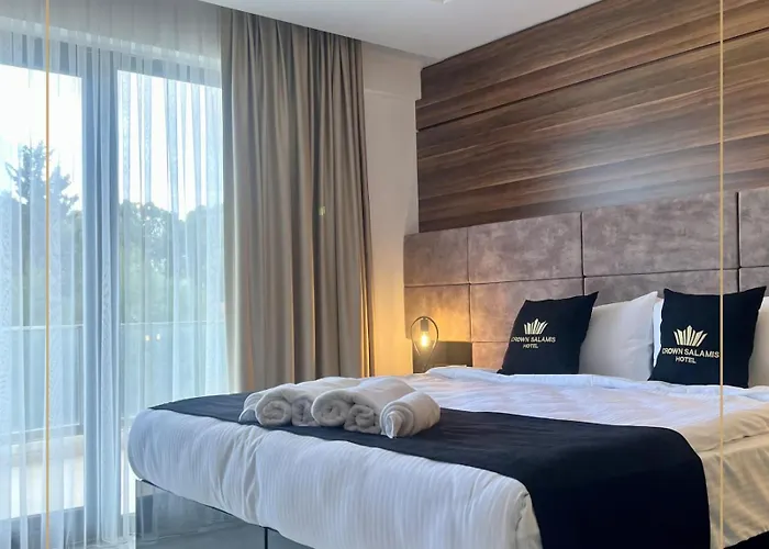 Crown Salamis Hotell *