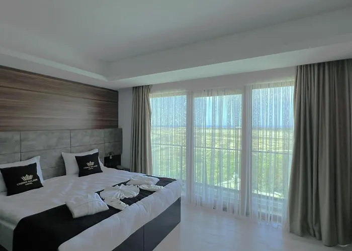 Crown Salamis Hotell *